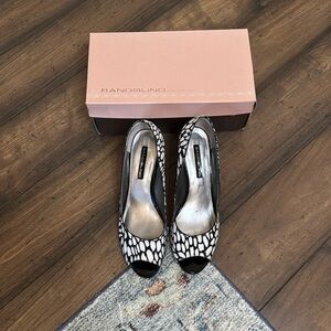Bandolino open toe Shelley kitten heel black and white size 8